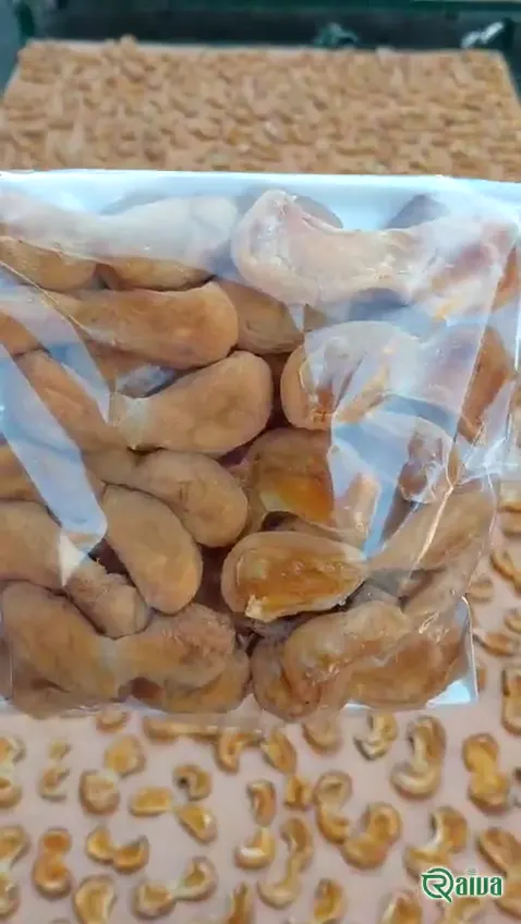 Loose orange dried apricot halves (view 1)