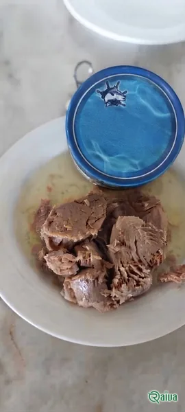 A round can of tuna fillet in sunflower oil under a clear peel-off lid (view 6)