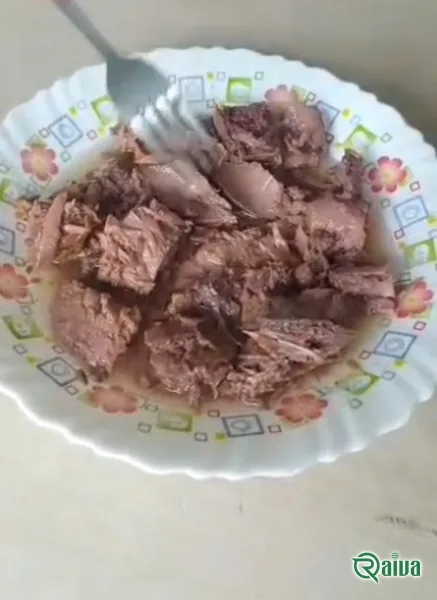 A round can of tuna fillet in sunflower oil under a clear peel-off lid (view 7)