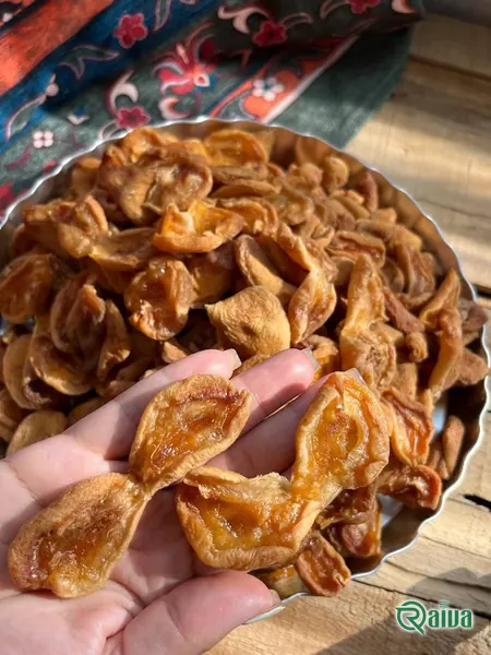 Loose orange dried apricot halves (view 11)