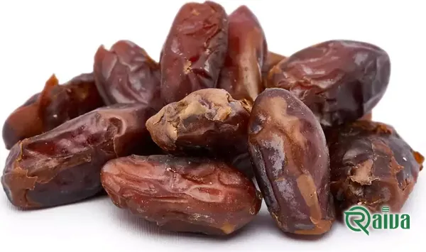 Semi-dry Estamaran dates in a wooden bowl (view 2)