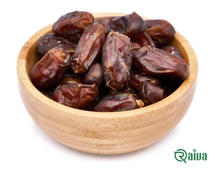 Semi-dry Estamaran dates in a wooden bowl