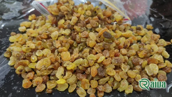 深色碗中琥珀金色的无籽葡萄干（视图 17）