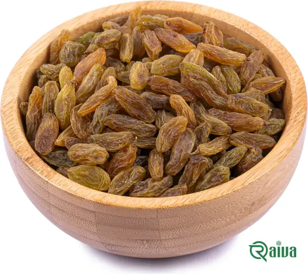 Long green-brown seedless raisins in a wooden bowl