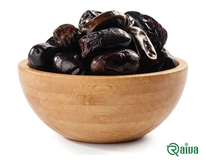 Semi-dry Kalouteh dates with a deep reddish-brown skin